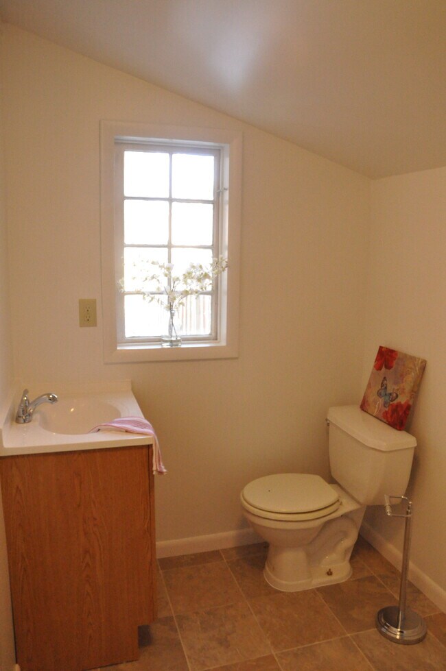 Bathroom view 1 - 118 3rd St