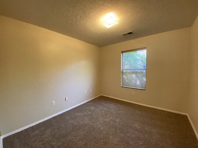 Building Photo - COMMUNITY POOL - LARGE 4 BEDROOM - Master Upstairs