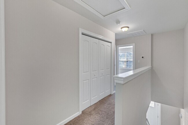 Building Photo - Holly Ridge End Unit Town Home Available!