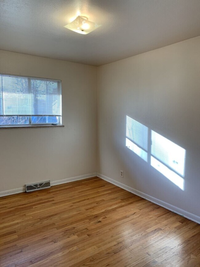 Building Photo - STUDENTS WELCOME! Spacious 5 Bed 2 Bath Ranch Home