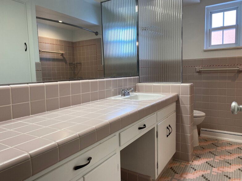 Bathroom - 4011 Hillandale Rd