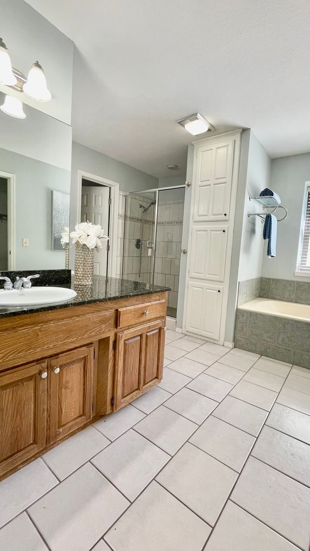 Building Photo - Gorgeous Pool Home w/ 4bd /2.5ba/Fireplace