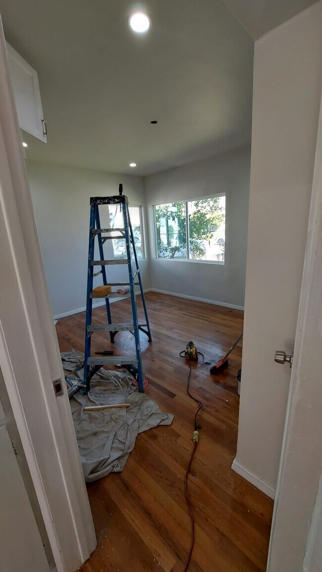 Building Photo - 735 N Griffith Park Dr