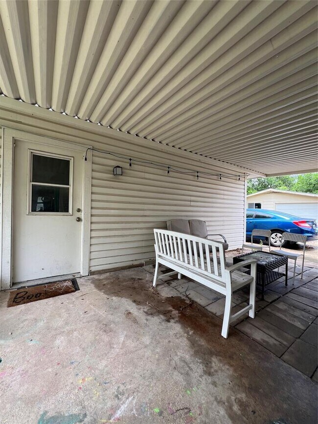 Building Photo - 11702 Oak Trail