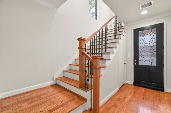 Building Photo - Elegant 3-Bedroom Home in Gated Inner Loop...