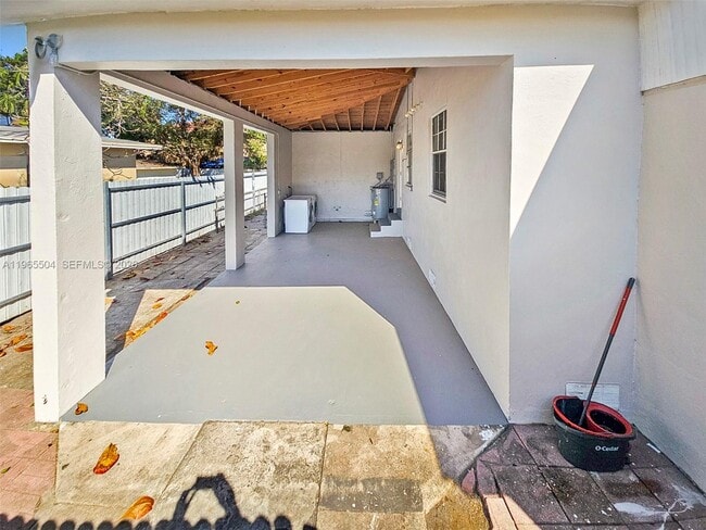 Building Photo - 315 NE 165th St