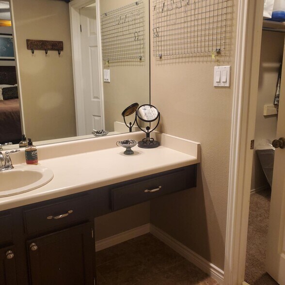 Private vanity & walk-in closet - 12114 Lemon Blossom