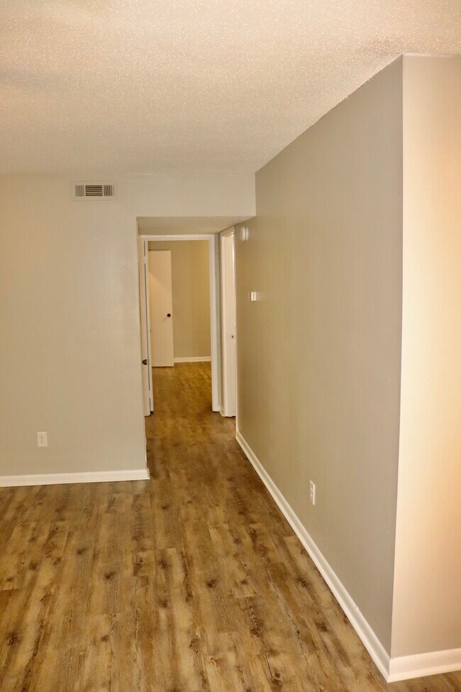 Building Photo - 300 Apache Dr