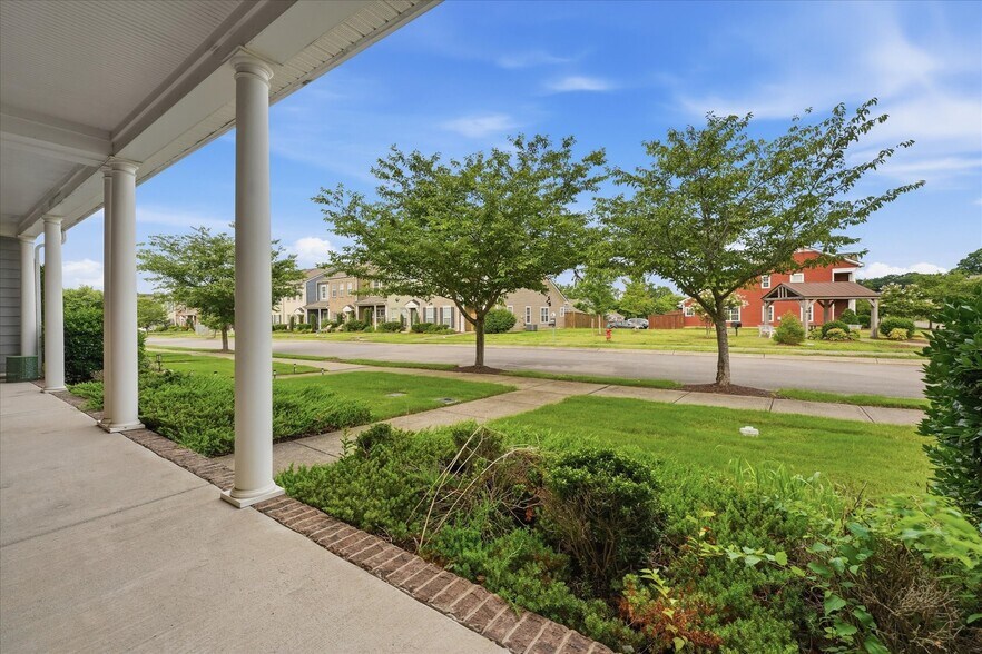 Building Photo - 2050 Hemlock Dr