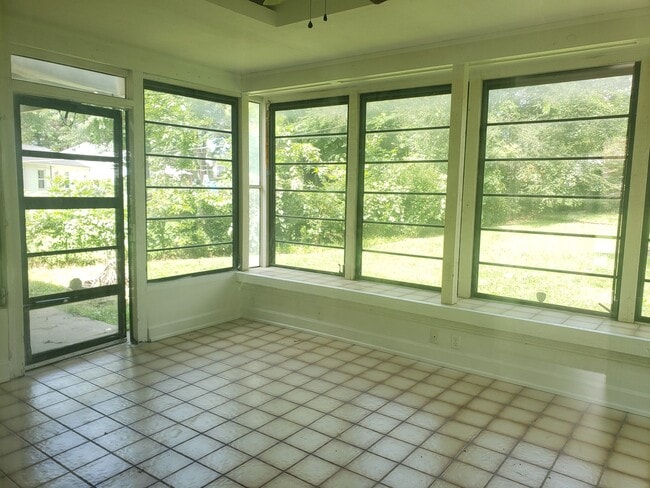 Building Photo - Remodeled Raytown Home-Available NOW!!