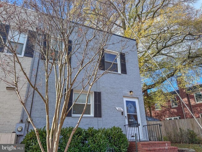 Building Photo - 226 Guthrie Ave