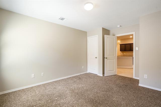Building Photo - 806 Meadow Wood Ln