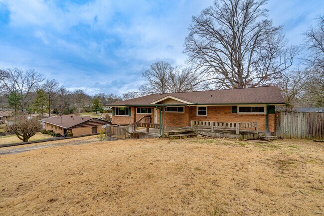 Building Photo - Three Bedroom Two Bathroom House For Rent