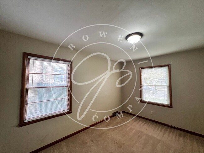 Building Photo - "Spacious & Inviting 2-Bedroom apartment i...