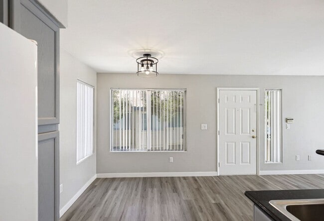 Building Photo - Centrally Located 3 Bed Condo In Gated Com...