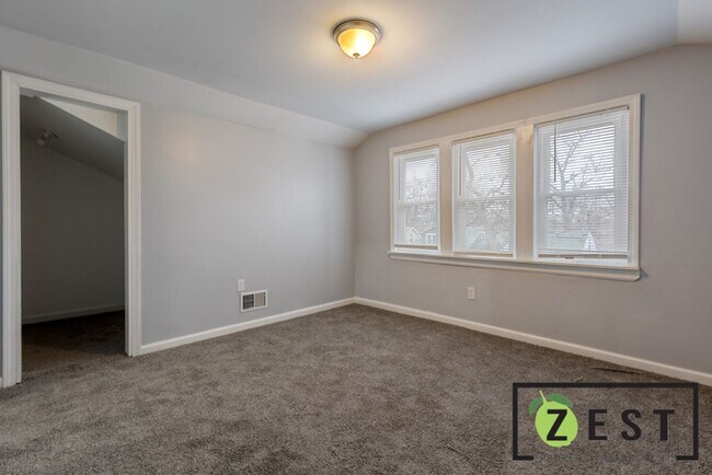 Building Photo - 4-BEDROOM 2-FULL BATHROOMS