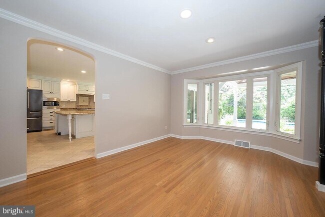 Building Photo - 327 Strathmore Rd