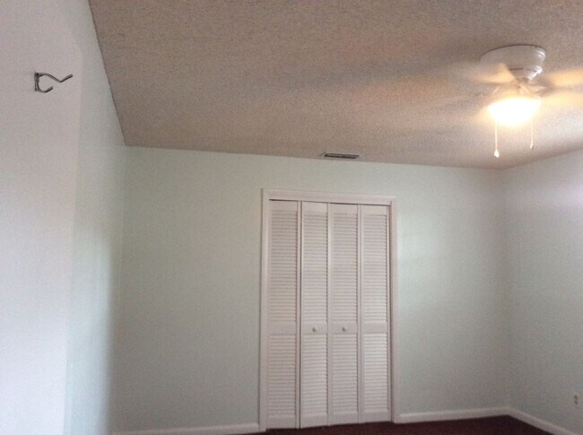 Building Photo - Large one Bedroom