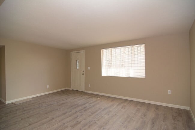 Building Photo - Completely Remodeled 2 Bedroom 1 Bath Dupl...