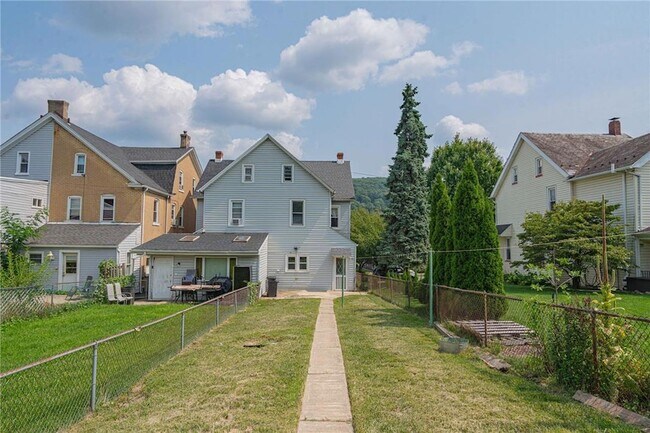 Building Photo - 1037 Seneca St