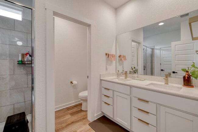 Building Photo - 10003 Baden Ln