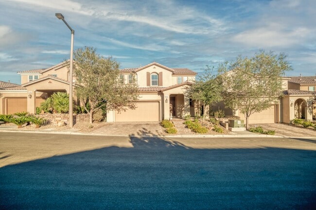 Building Photo - SUMMERLIN - FULLY FURNISHED - ALL UTILITIE...