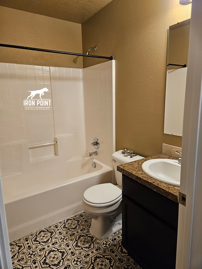 Building Photo - 3bed/2bath home w/bonus room, 2 car garage, fenced yard, and landscaping included.