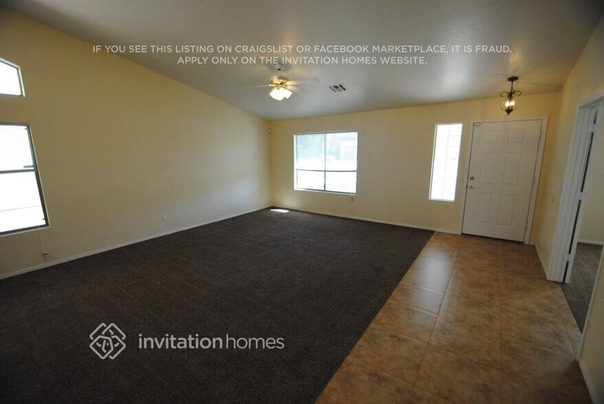 Building Photo - 9426 E Juanita Ave