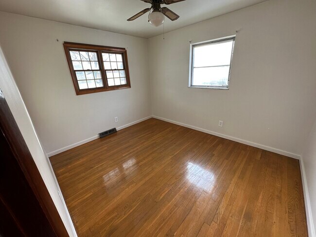 Building Photo - Brinwood Property APT A