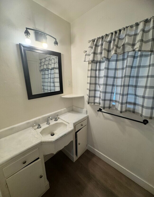 Building Photo - 1361 N Safford Ave