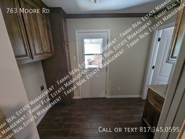Building Photo - 763 Moore Rd