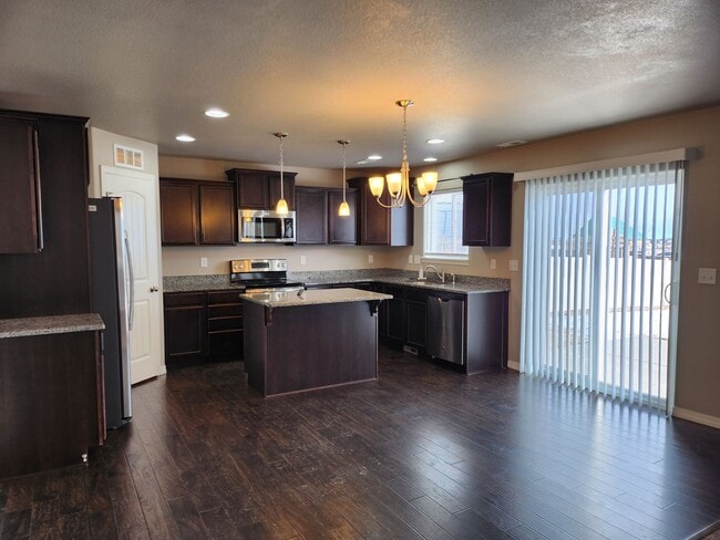 Building Photo - BEAUTIFUL 3BD HOME with A/C in TRAILS at F...