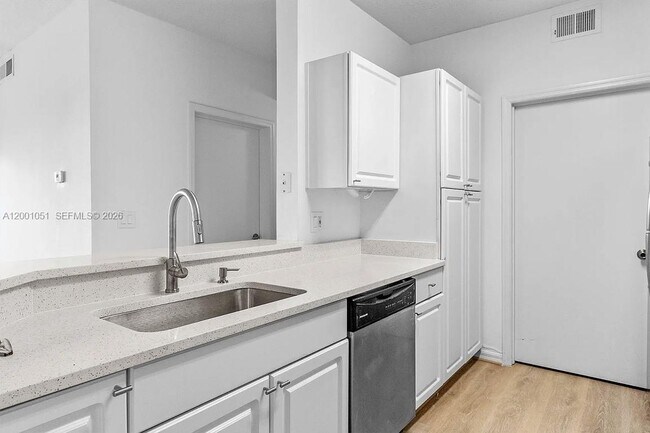 Building Photo - 5554 Metrowest Blvd