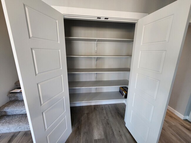 Building Photo - Brand New 5 Bedroom