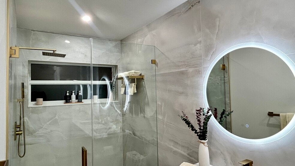 Building Photo - 6205 SE Circle St