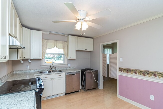 Building Photo - SPACIOUS Brick Home in Goldsboro (Wayne Memorial Drive area)