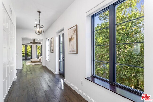 Building Photo - 820 N Vista St