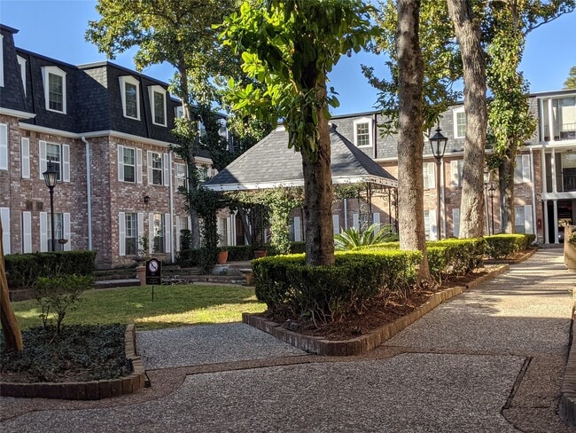 Building Photo - 351 N Post Oak Ln