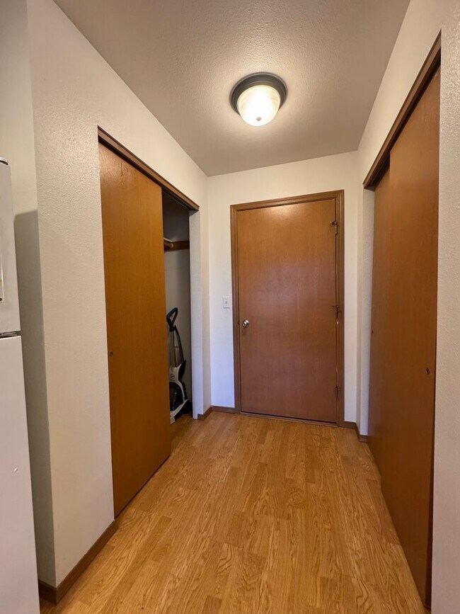 Building Photo - 3-Bedroom Home for Lease with Fenced Backyard