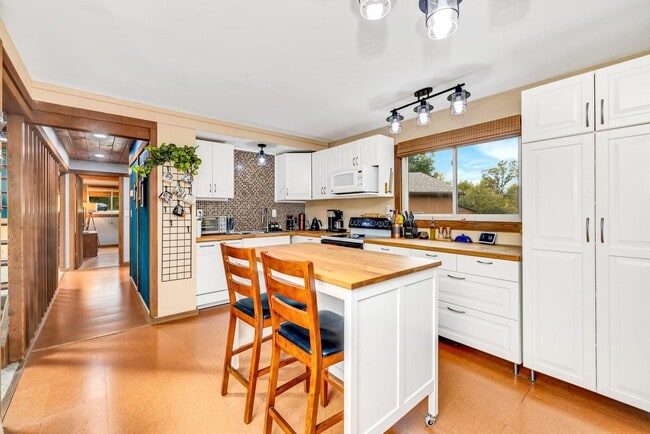 Building Photo - 4400 Valley Rd