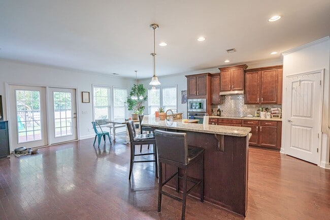 Building Photo - Forest Lakes Pooler