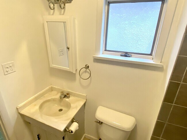 Building Photo - 611 Crown Ave