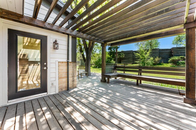Building Photo - 670 Crescent Ln