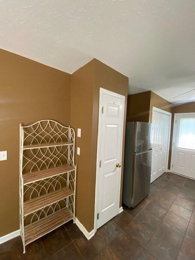 Building Photo - Welcome to this stunning 3-bedroom, 2-bath...