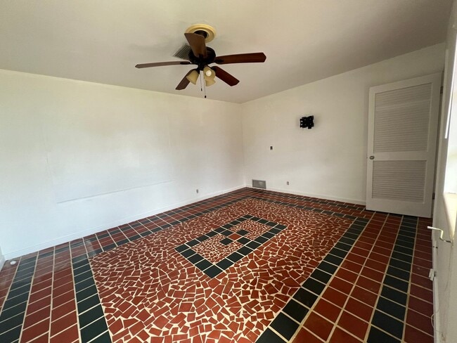 Building Photo - $1,325 ** Annual Lease ** 1 Bedroom / 1 Ba...
