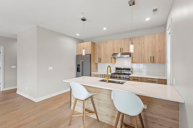 Building Photo - 6246 N Pulaski Rd