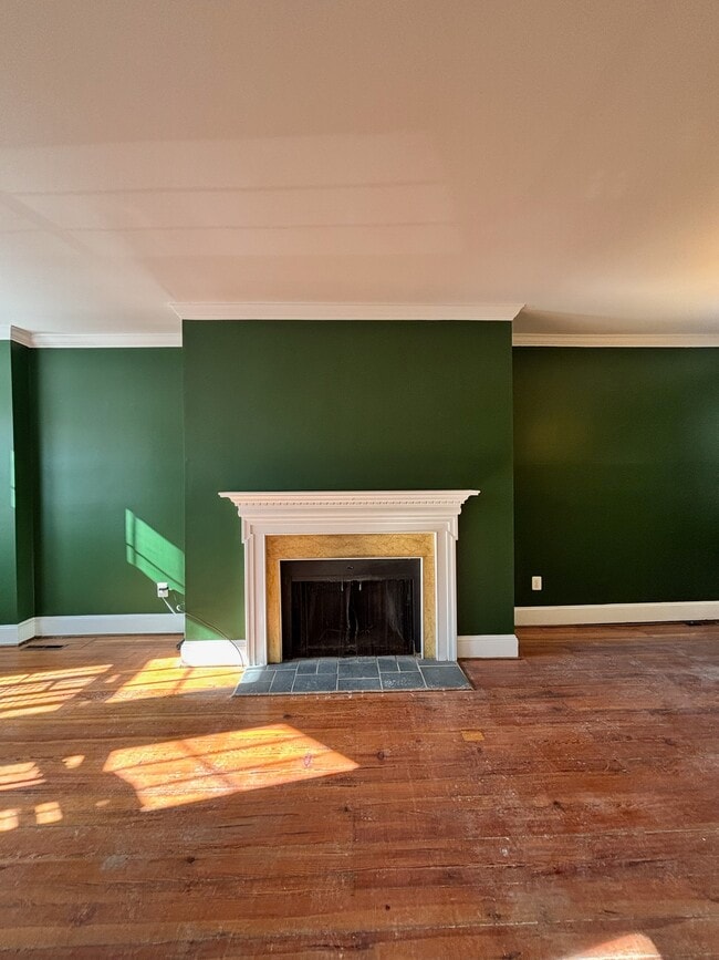 Building Photo - 807 W 10th St