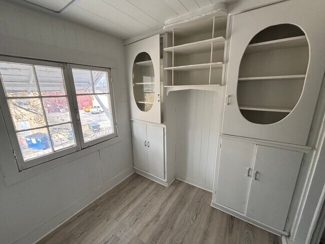 Building Photo - 14 E 6th Ave