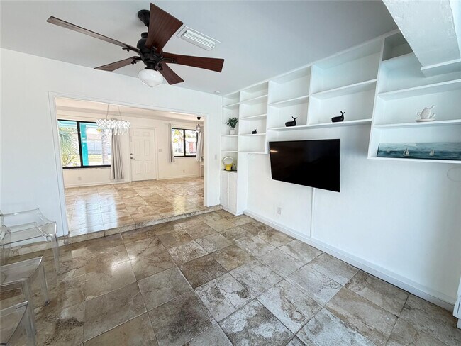 Building Photo - 101 SE 14th Pl