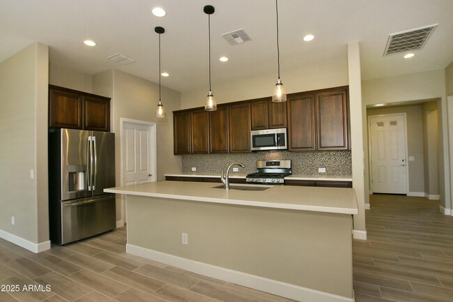 Primary Photo - 16931 W Holly St